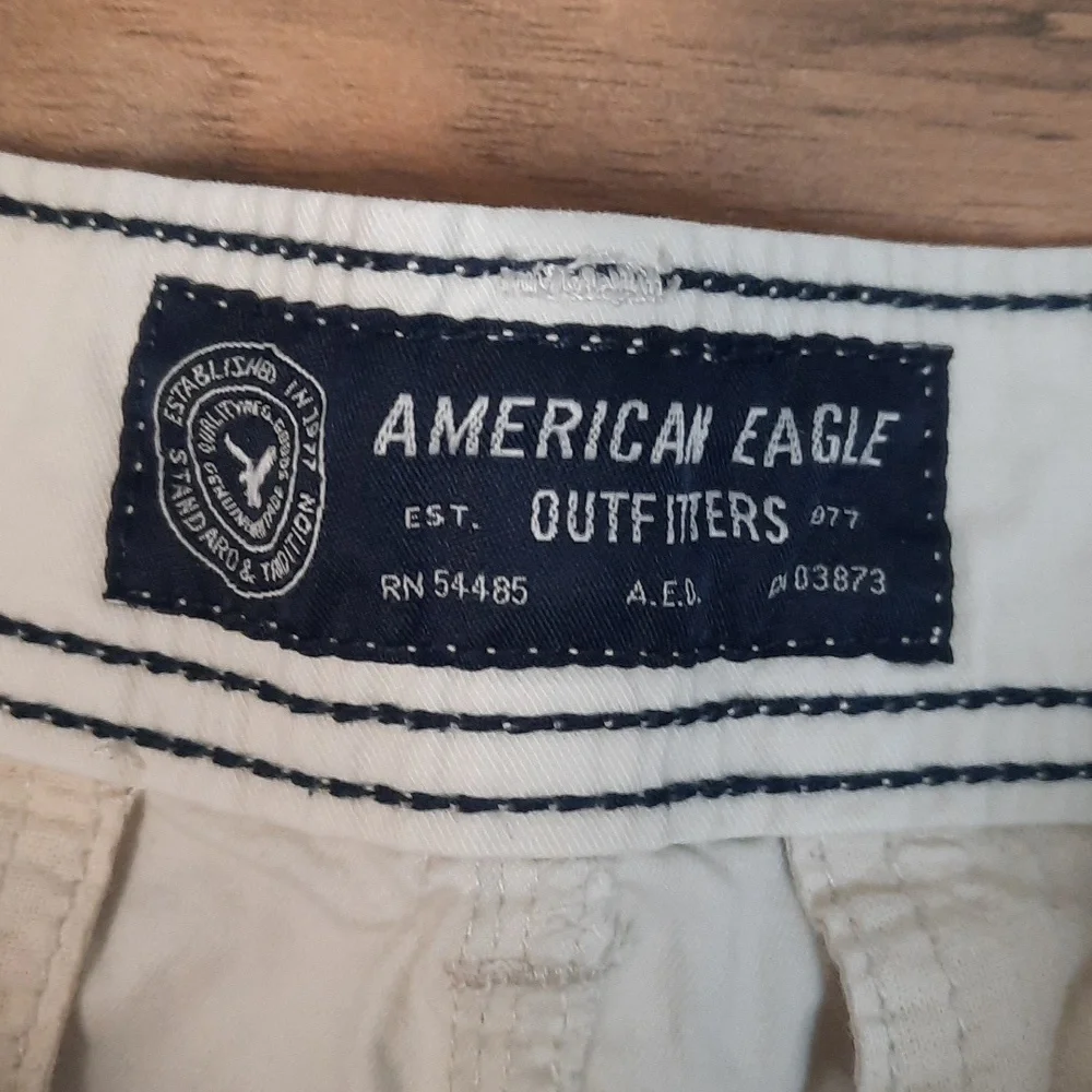 American Eagle Longer Length Flat Front Cream Khaki Shorts Size 30 - Picture 2 of 5